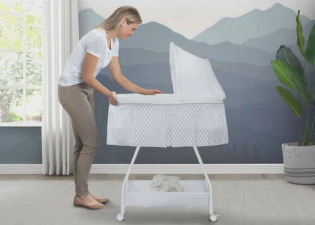Delta Children Deluxe Soothing Dreams Bassinet, Grey Windchime