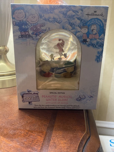 Peanuts Snoopy Linus and Lucy Musical Nieve Agua Globo Sello Caja de Patinaje sobre Hielo