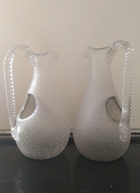 BACCARAT - Paire de carafes rafraîchissoirs en cristal givré, les anses en crist