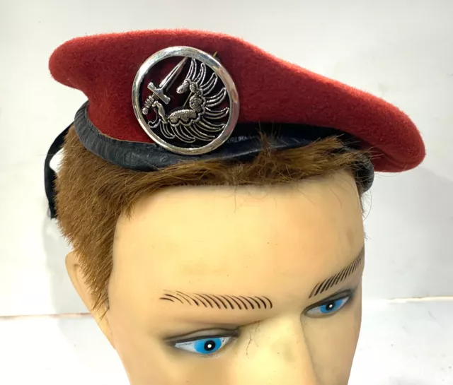 Ancien Béret Rouge Militaire Avec Insigne des Commandos