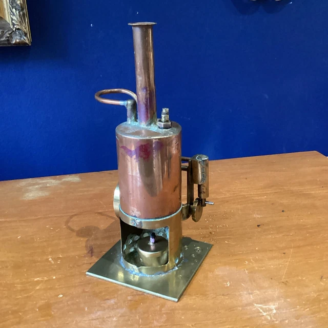 Lot de Machine à vapeur verticale début Xxème. avec brûeur, niveau. H