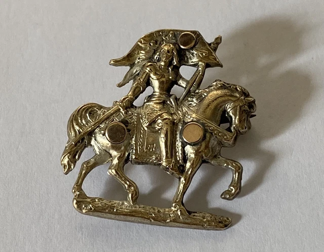 ANCIENNE BROCHE JEANNE d'Arc EUR 65,00 - FR