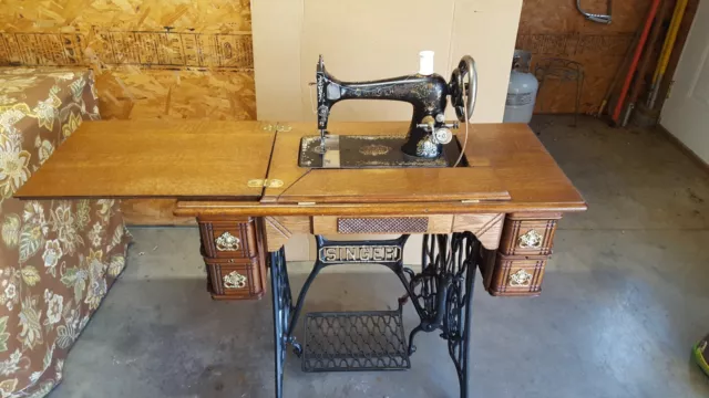 1903 Singer Treadle Sewing Machine.
