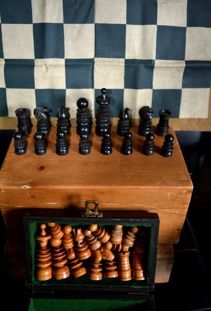 ANTIQUE REGENCY PATTERN Chess Set, Large Pieces King 9cm Waxed Cloth ...
