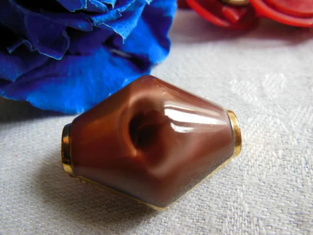 Gros bouton ancien marron en verre laiteux  doré original 2,1 sur 2,6 cm D8Q