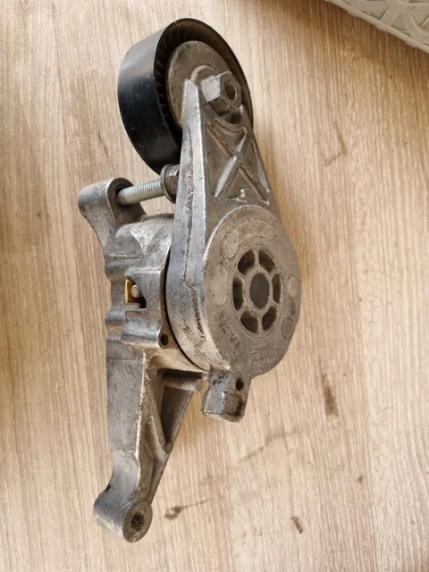 A vendre un tendeur de courroie trapézoïdale pour une volgswagen passat. Il est