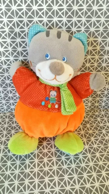 Peluche doudou chat boule orange rouge écharpe verte Mots d'Enfants