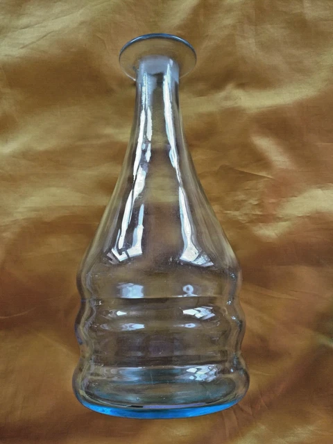 ancienne carafe en verre bleu avec son bouchon
