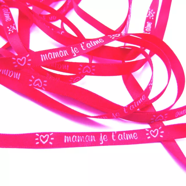 RUBAN - MAMAN JE T'AIME -TEXTE IMPRIME BLANC S/RUBAN SATIN ROUGE FUSHIA 8mm x 1m