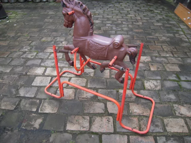 Jeune garçon avec fouet sur cheval à bascule, années 1870 (impression  albumine)