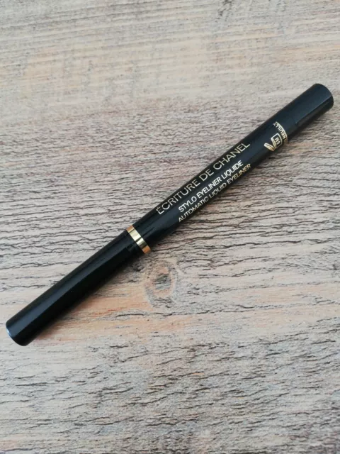 Stylo Eyeliner liquide "Écriture" de Chanel, N*20 Brun Brown.