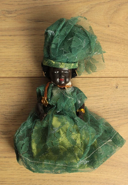 Accessoires anciens beaux chapeaux et porte-chapeau bois pour poupées