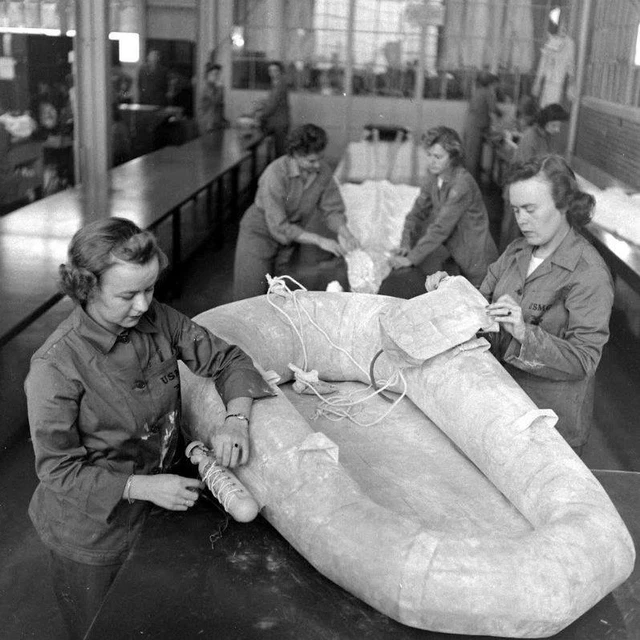 Wwll Life Raft WW2 PHOTO WWII Female US Marines Life Raft Preperation MCWR 1944 USMC ...