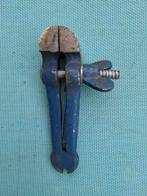 Petit étau à Main Ancien En Métal Brut – Outil Vintage Solide Et Pratique