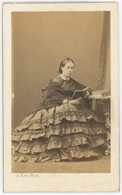 CDV circa 1860. Femme de la noblesse parisienne à identifier par Ken à Paris.