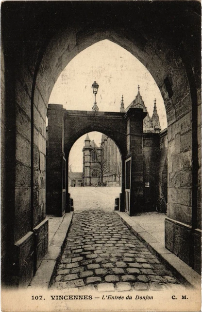 CPA Vincennes Entree du Donjon (1346905)