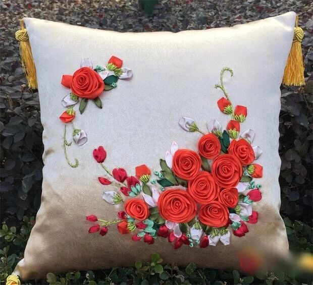 Funda de almohada bordada de cinta de árbol feliz con flor rosa roja de 40x40 cm terminada