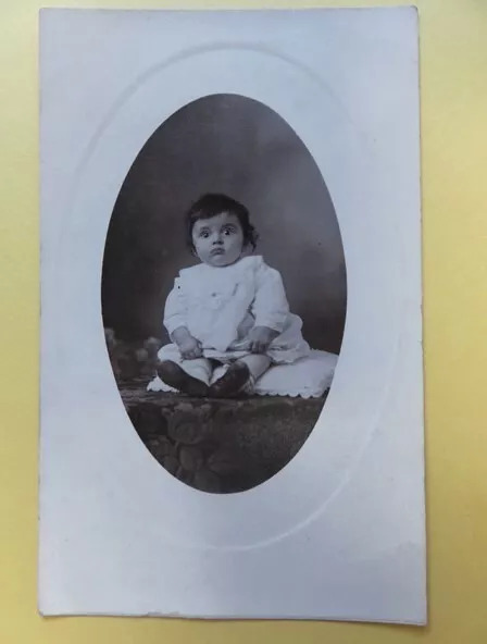 305 - CPA - Portrait d’un jeune enfant - Fillette - Post Card K LTD - Millau