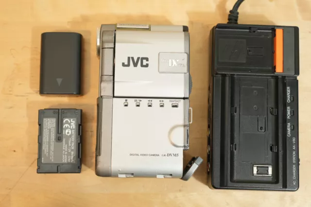 JVC GR-DVM5E Mini DV Camcorder and charhing station dock jvc aa-v60ek