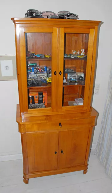 Feiner Vitrinenschrank aus Kirschholz um 1920