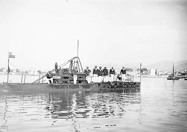 old-photo-world-war-i-the-french-submarine-dorade-1915-8-50-picclick-au