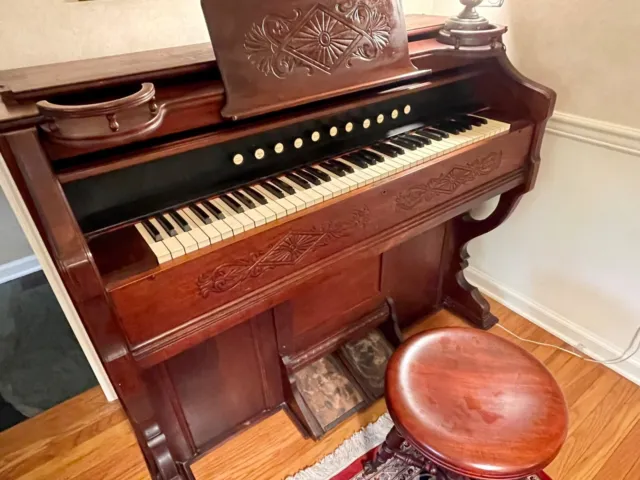 Excellent sounding Antique Estey Pump Organ and Stool - Philadelphia area