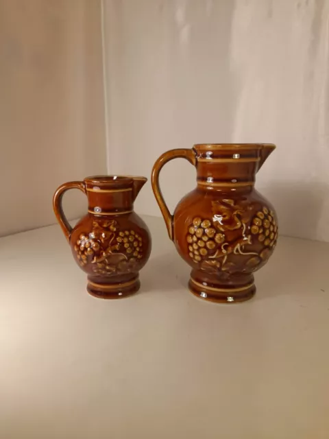 Due brocche in ceramica marrone rispettivamente da 50 cl e 25 cl per vino, manif
