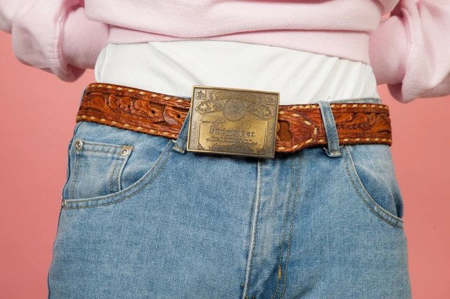 Cintura vintage marrone tooled in pelle con fibbia in ottone Budweiser