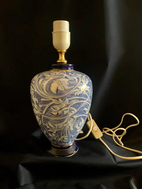 Pied de lampe, porcelaine, décor feuillage bleu, rehaut de dorure, grand modèle