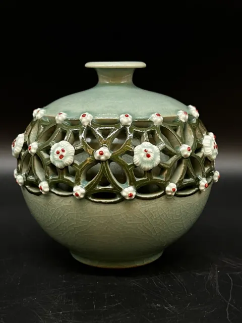 Seltene koreanische doppellagige Vase aus Seladon-Korbgeflecht mit floralen deko