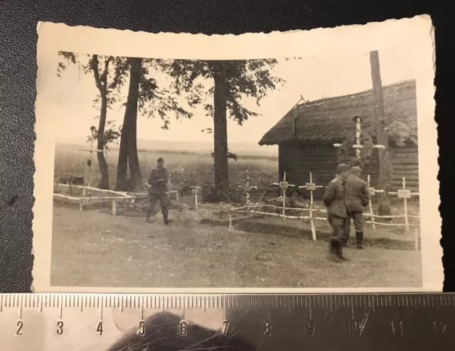 2. WK Foto Heldengräber an der Vormarsch Strasse Soldatenbilder Wehrmacht (K01)