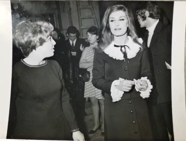 Photo de presse originale 1967 DALIDA et Georgette LEMAIRE 18 x 12 cm b.e