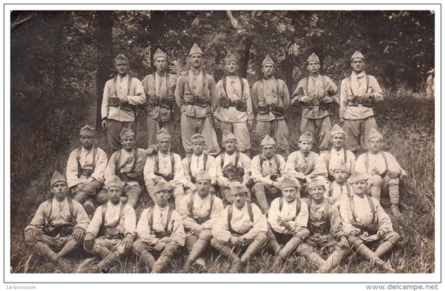 Dans une cuisine un groupe d'hommes attablés, sans doute des militaires : plaque de verre 13x18