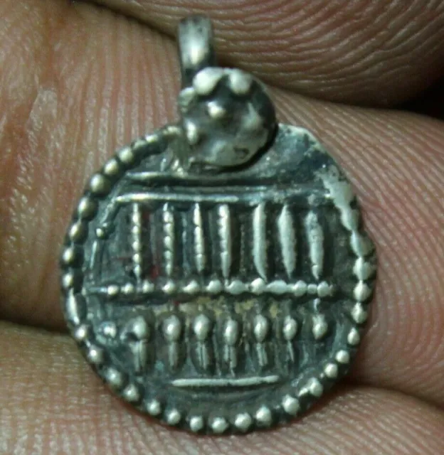 Amulette/pendentif en argent de forme ronde de déesse du sud de l'Inde avec...