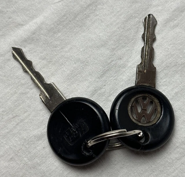 VINTAGE VOLKSWAGEN CUT Out Logo + Matching Ilco Key Excellent Rubber