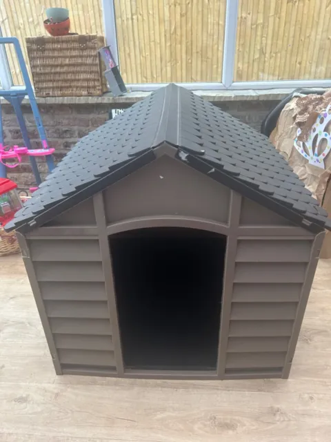 Plastic dog house / kennel