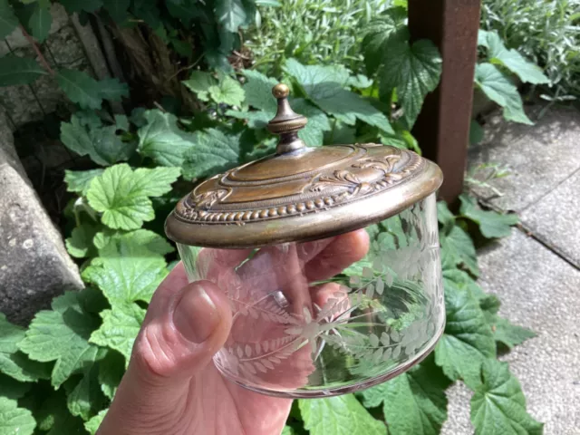 Ancien sucrier en verre gravé