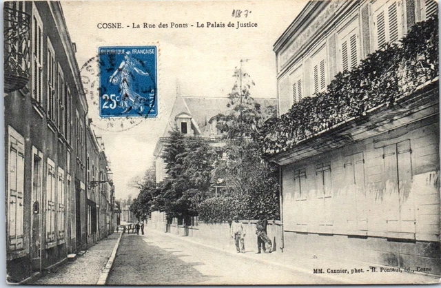 58 COSNE SUR LOIRE - la rue des ponts, le palais de justice