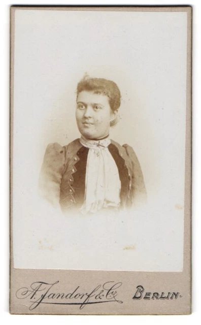 Fotografie A. Jandorf & Co., Berlin, Spittelmarkt 16 /17, Junge Frau mit rundem