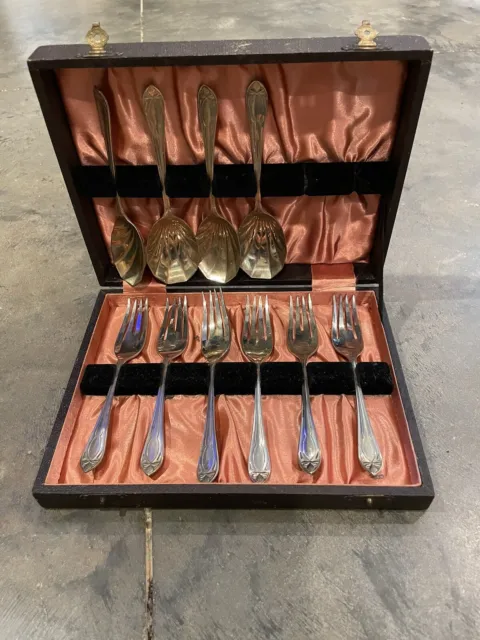 4 Victorian silver-plate EPNS  soup dessert spoons & 6 Fruit Forks & Case