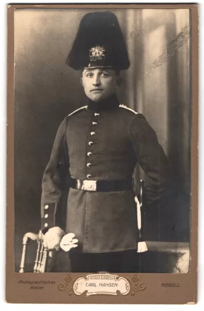 Fotografie Carl Hansen, Niebüll, Soldat Petersen in Uniform mit Pickelhaube Roß