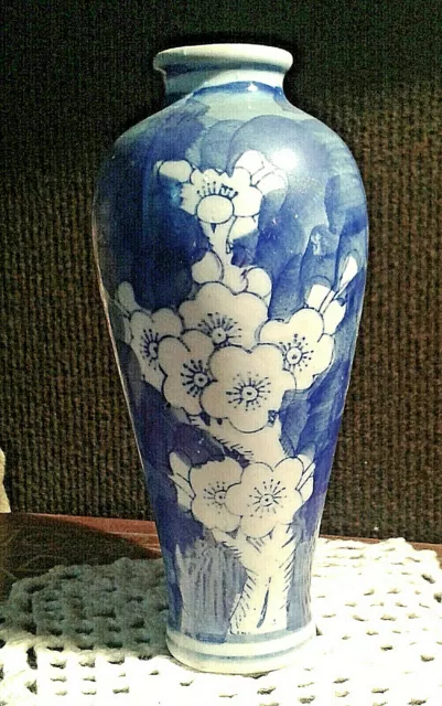 Joli VASE CÉRAMIQUE bleue & blanche Décor floral  Ht :14,5 cm TBE - Jamais servi