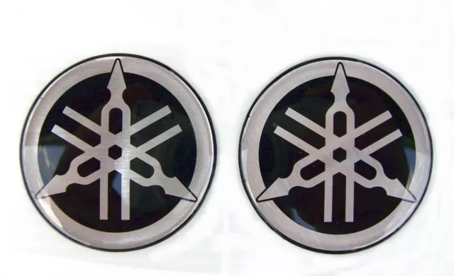 2 x ORIGINAL Yamaha- 5cm -EMBLEM -Aufkleber-S/SILBER-Emblème-Emblema-50mm LOGO