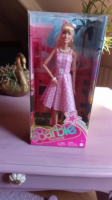 Poupée Barbie The Movie – Robbie Margot En Robe Rose Vichy – Mattel HPJ96 – NRFB Collector