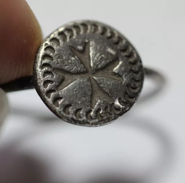 Zurqieh -Ad12888- Ancient Byzantine Silver Ring. 800 - 1000 A.d. Cross