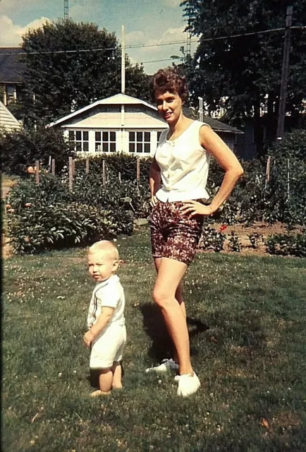 RQ12 ORIGINAL KODACHROME 1960s 35MM SLIDE BEAUTIFUL MOTHER IN THE GARDEN