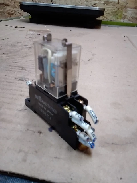 Omron MY2N-D2 Relay W/ Base