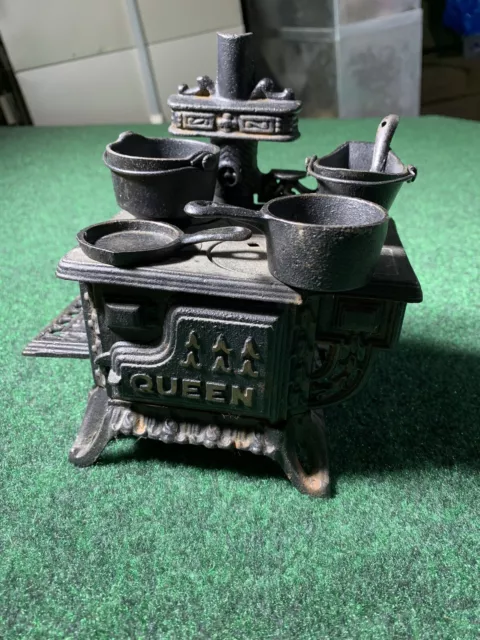Queen Stove miniature salesman sample with pots, 1940s