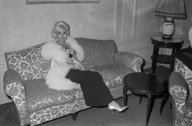 Photo Vintage 1963 – Jayne Mansfield à Une Soirée à Paris – Tirage Original