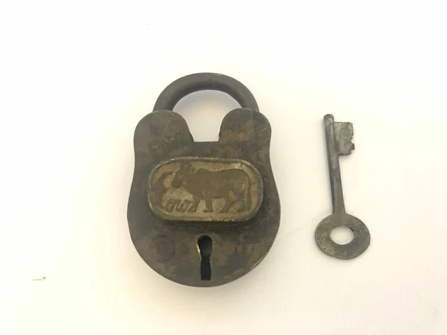 Ein Altes Vintage Messing Kuhzeichen Vorhängeschloss Mit Schlüssel .